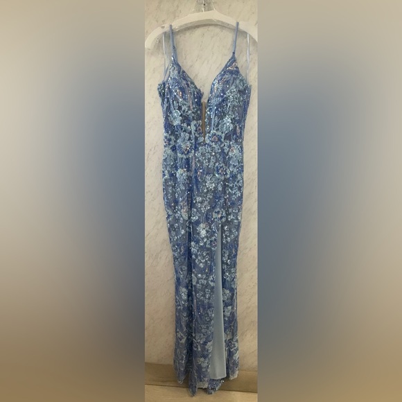 💙✨ Enchanting Light Blue Floral Embroidered & Sequin Gown by La Femme (Size 0!) - Picture 1 of 4